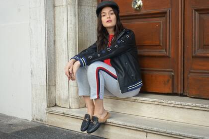 Chaqueta, pantalon y sweater: VER Collar: Mu Joyas Boina y Flats: Vintage