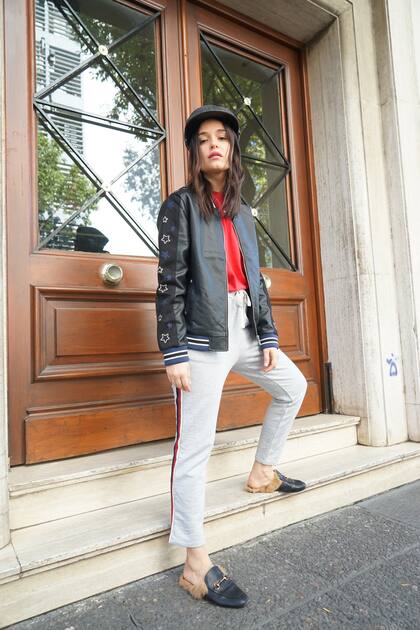 Chaqueta, pantalon y sweater: VER Collar: Mu Joyas Boina y Flats: Vintage