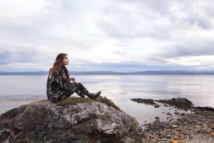 Chaqueta y fuseau (Jazmín Chebar, $14.500 y $6250), cuello de ecopiel (Breeders, $2000), botinetas de charol (Sofi Martiré, $3990)