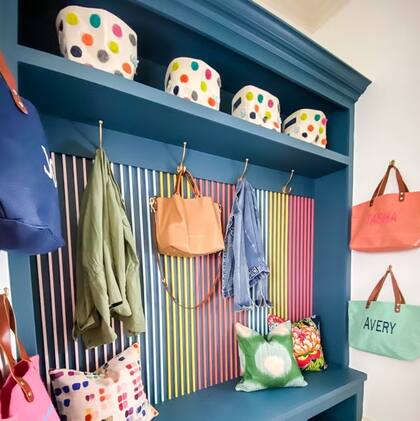 Chaquetas, mochilas, bolsos, paraguas... para salir cada mañana todo se encontrará más fácil si la entrada está organizada