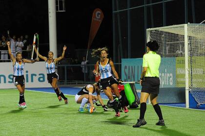 Charito festeja el primer gol de las Leonas