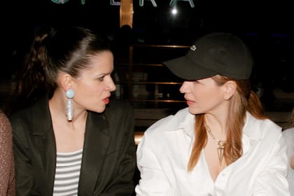 Charla de amigas. Violeta Urtizberea y Marcela Kloosterboer aprovecharon el desfile de Mischka, que se realizó en el Gran Rex, para ponerse al día