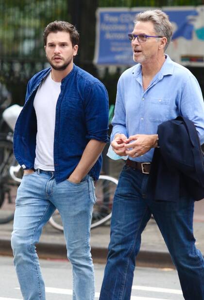 Charla de amigos. Kit Harington y Tim Daly se juntaron a comer en el centro de Manhattan 