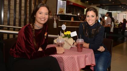 Charla de chicas. Mientras se prepara para estrena su ciclo en la nueva señal de LA NACION, LN+, María Freytes se encontró en un evento con Manu Viale