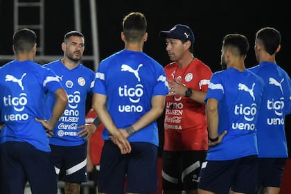 Charla de Garnero con el plantel; el ex enganche lleva ocho años en el fútbol paraguayo, con mucho éxito, y ahora encara el difícil objetivo de hacer llegar a Paraguay al Mundial de 2026.
