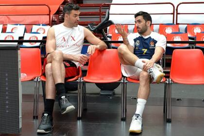 Charla entre argentinos. En la previa del partido, Luis Scola y Facundo Campazzo se hicieron un tiempo para conversar