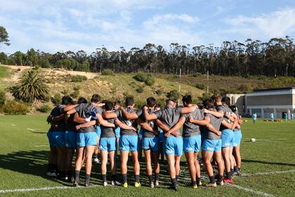 Charla grupal en Stellenbosch, un escenario diferente a Ingeniero Maschwitz, donde el equipo argentino se preparó en las últimas semanas.