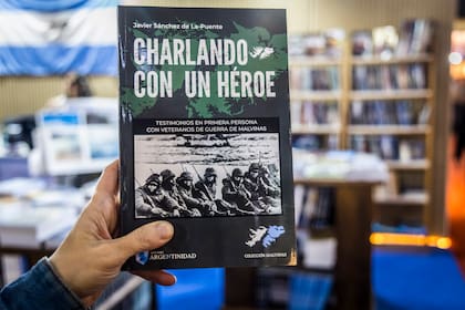 "Charlando con un héroe", publicado por Ediciones Argentinidad.
