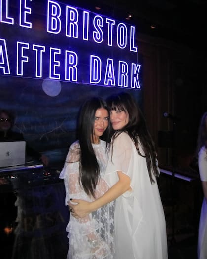 Charlas de chicas. Una de esas amigas que se encontró Zaira Nara en París es Lucila Polack, con quien se mostró muy compinche y divertida