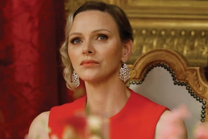 Charlene, con un vestido firmado por Dior, que combinó con unos espectaculares pendientes de la firma Graff con diamantes redondos y oro blanco de 18 quilates que ya había usado en julio de 2024 para la comida del COI previa a los Juegos Olímpicos de París.