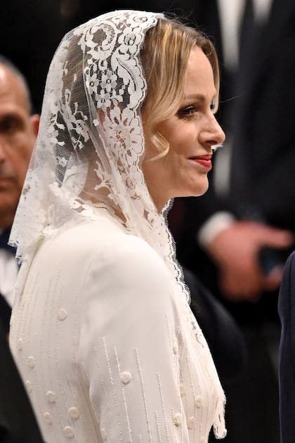 Charlene de Mónaco, con un diseño bordado de cuello cerrado y de línea A by Elie Saab. Los expertos en protocolo marcaron que el flequillo de la princesa, quien asistió acompañada por su marido, el príncipe Alberto II, no se llevaba del todo bien con la mantilla.