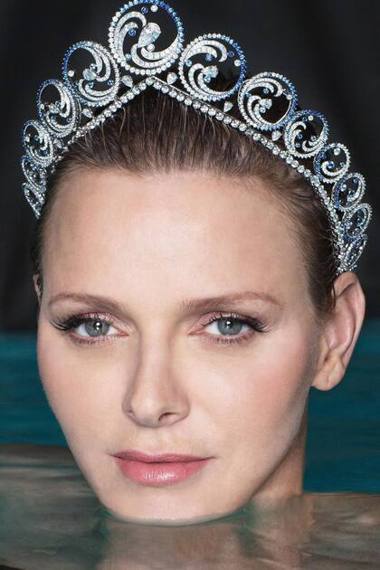Charlene rescató un posado con la tiara Ocean para apoyar la velada desde Instagram. La pieza de joyería fue un regalo de bodas de su marido y evoca su pasado como nadadora olímpica. Está compuesta por 850 diamantes, 359 zafiros de distintos tonos y once diamantes de cuatro quilates.