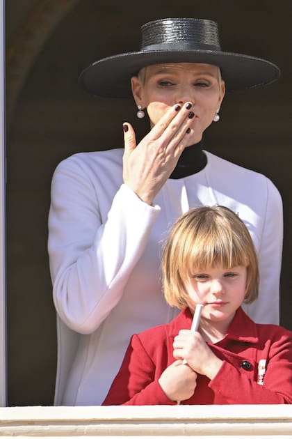 Charlene y su hija Gabriella, que a su corta edad promete convertirse en un ícono de moda con su particular estilo.