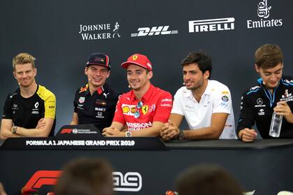 Hulkenberg, Verstappen, Leclerc, Sainz y Russell durante la divertida conferencia de prensa en Japón