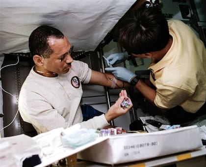 El jefe de la NASA, durante unos exámenes en el espacio, hace más dos décadas