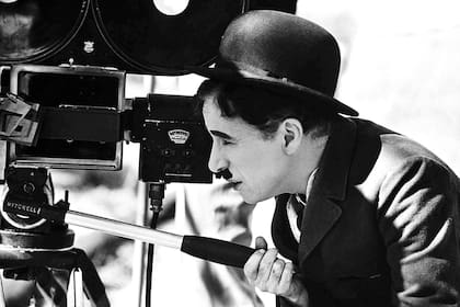 Charles Chaplin detrás de escena filmando Tiempos Modernos en 1936
