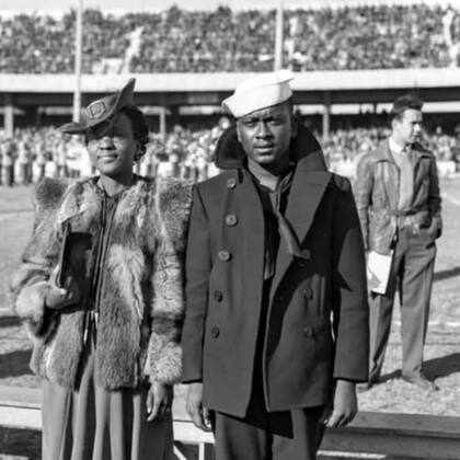 Charles French y su hermana Viola en un homenaje que le hicieron al marino en Omaha, Nebraska, en 1943