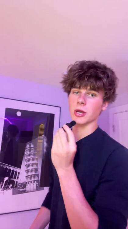 Charles Hayes es un creador de contenidos de Nueva York que utiliza su cuenta de TikTok para compartir empleos secundarios ideales para adolescentes