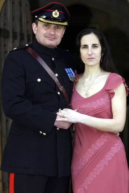 Charles Ingram con el uniforme de mayor del ejército británico y su esposa Diana, cómplice en el fraude al programa ¿Quién quiere ser millonario?