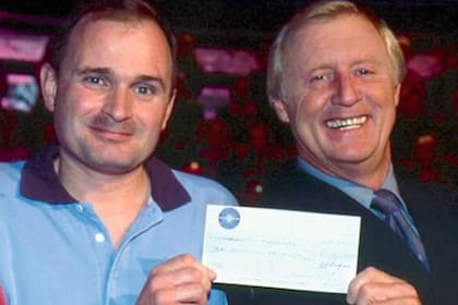 Charles Ingram recibe su cheque por parte de Chris Tarrant, el conductor de ¿Quién quiere ser millonario?