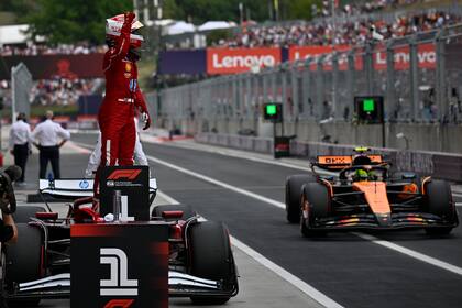 Charles Leclerc celebra su pole position después de la sesión de clasificación para el Gran Premio de Hungría de Fórmula 1