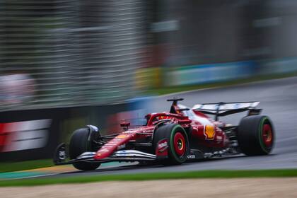 Charles Leclerc dio la cara por Ferrari, que estuvo discreto donde acostumbra rendir bien y planteó dudas sobre su potencial; el monegasco anduvo siempre delante de Lewis Hamilton.