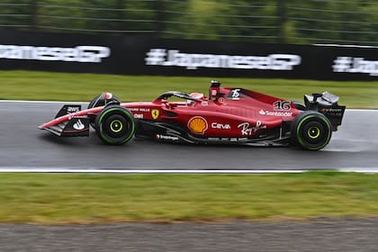 Charles Leclerc maneja la F1-75 en el Gran Premio de Japón 2022: será el modelo de Ferrari que Lewis Hamilton utilizará en los TPC en Fiorano
