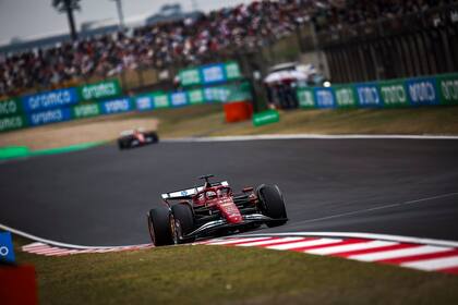 Charles Leclerc, originalmente 5º, y Lewis Hamilton (atrás), inicialmente 6º, fueron quitados de la clasificación final por irregularidades técnicas en sus Ferrari; el equipo se perdió los 18 puntos colectados en Shanghái.