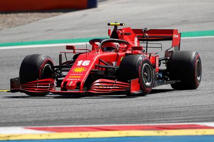 Charles Leclerc sacó rédito de los abandonos y penalizaciones para firmar un insospechado segundo puesto en Austria; el modelo SF1000 ofreció pocas esperanzas para batallar contra Mercedes y Red Bull Racing, las escuderías que marcaron el rumbo