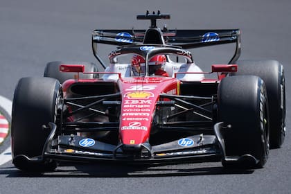 Charles Leclerc se deshace de George Russell y va por su compañero, Lewis Hamilton, y un lugar en el podio.