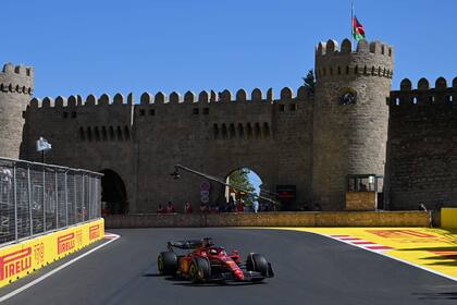Charles Leclerc supera la curva del castillo de Bakú