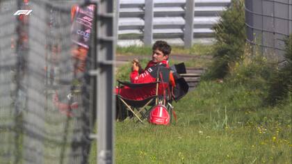 Charles Leclerc terminó viendo el final de la clasificación desde un costado del circuito, en el sector donde se accidentó.
