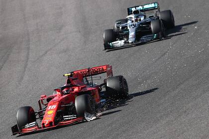 Charles Leclerc tiene roto el alerón delantero y pronto su Ferrari perderá el espejo izquierdo –incluido su brazo– delante del Mercedes de Hamilton, que a su vez se quedará sin el espejo derecho.