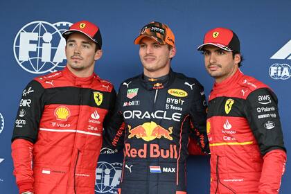 Charles Leclerc, Verstappen y Carlos Sainz: los pilotos de Ferrari acecharán al de Red Bull en la salida de la carrera que comenzará a las 2 de la Argentina de este domingo.