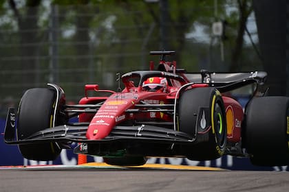 Charles Leclerc voló en las primeras vueltas, pero no le alcanzó para quedarse con el primer lugar por problemas en los neumáticos 