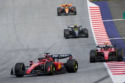 Charles Leclerc y Carlos Sainz Jr., contrastes en Ferrari en el Gran Premio de Austria: el monegasco finalizó segundo de Max Verstappen, mientras que el español recibió una penalización de 10 segundos y cayó del puesto cuatro al seis en el clasificador