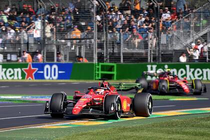 Charles Leclerc y Carlos Sainz Jr., las espadas de Ferrari; el monegasco, junto con George Russell (Mercedes), los pilotos que sumaron en las cinco carreras del calendario