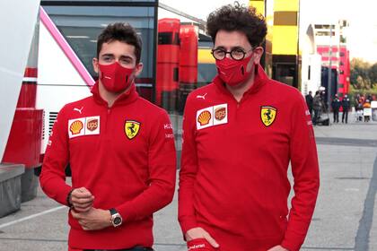 Charles Leclerc y Mattia Binotto, piloto y jefe de equipo de Ferrari; hoy, la Scuderia presentará la SF21 en el circuito de Sakhir, en Bahrein, donde se desarrollarán los ensayos el fin de semana y el escenario en donde la Fórmula 1 iniciará el calendario 2021