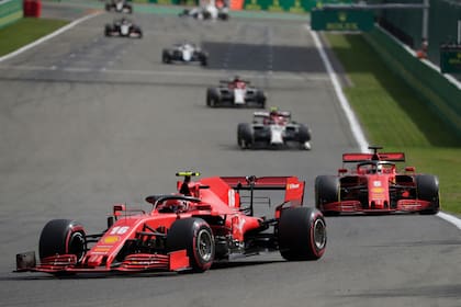 Charles Leclerc y Sebastian Vettel, los pilotos de Ferrari en otra desastrosa jornada: como en el Gran Premio de Gran Bretaña de 2010, las espadas de la Scuderia terminaron en la pista, pero lejos de los puestos que reparten puntos para el campeonato