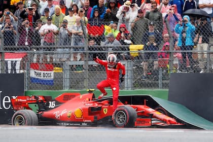 Charles Leclerc y su Ferrari fueron víctimas de la imprevisibilidad de un circuito empapado.