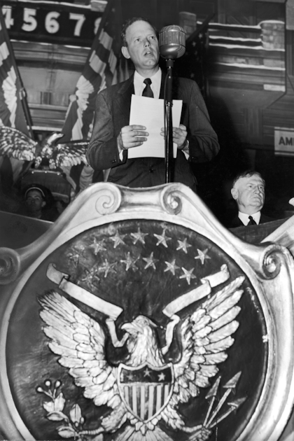 Charles Lindbergh dando un discurso para la agrupación de extrema derecha America First, que defendía el aislacionismo norteamericano