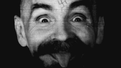 Charles Manson mientras es llevado nuevamente a su celda en 1989, luego de una entrevista con Reuters