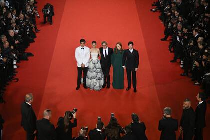 Charles Melton, Natalie Portman, el director Todd Haynes y Julianne Moore acaparan las miradas y las cámaras en el imponente escenario del Festival de Cannes