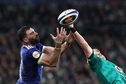 Charles Ollivon intenta capturar en el line; el segunda línea anotó otro try para Francia (Photo by ALAIN JOCARD / AFP)