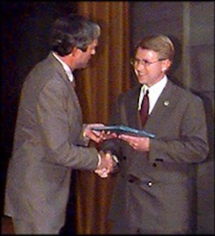 Charles Porter IV recibe el Premio Pulitzer de Fotografía de Noticias de Última Hora en 1996 por su fotografía del atentado