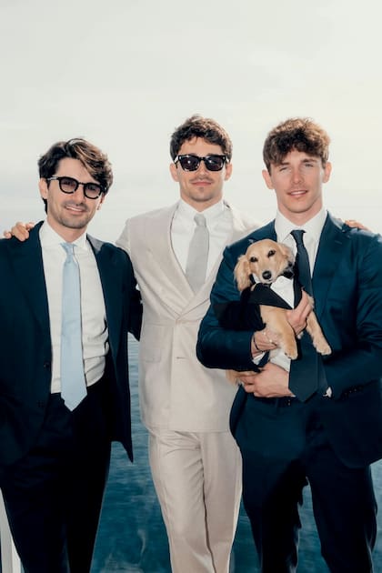 Charles é flanqueado por seus irmãos Lorenzo e Arthur, que posam com o cachorro Lo