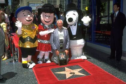 Charles Schulz, acompañado de algunos de los personajes de Peanuts, al recibir su estrella en el Paseo de la Fama de Hollywood