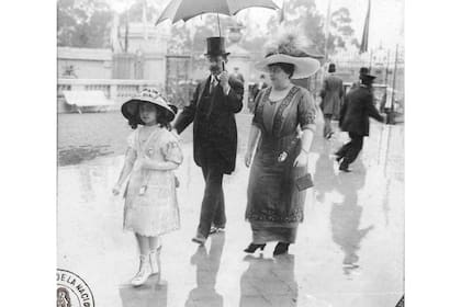 Charles Thays y su esposa Cora Venturino en el Hipódromo de Buenos Aires. Palermo. Foto año 1911 (AGN), Buenos Aires 1911. Documento Fotográfico. Inventario 16162