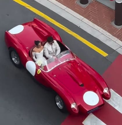 Charles y Alexandra a bordo del clásico Ferrari tras dar el sí en Mónaco (Foto: captura video)