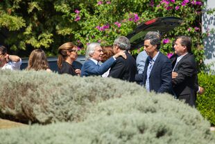 Charlie Blaquier, presidente de Ledesma, abraza a uno de los tantos amigos que llegaron a darles las condolencias. Detrás de él, y de negro se la ve a Agustina Braun Blaquier.